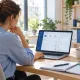 Une professionnelle indépendante consulte ses factures sur un ordinateur portable. Image d’illustration générée par IA.