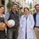 Une boulangère, un artisan, une professionnelle de santé et un conseiller dans une rue commerçante fictive. Image d’illustration générée par IA.