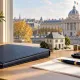 Dossier, calculatrice et maquette de maison illustrant la préparation du budget et la transmission du patrimoine. Image d’illustration générée par IA.