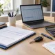 Ordinateur, factures, calculatrice et clés de voiture sur le bureau d’un professionnel indépendant. Image d’illustration générée par IA.